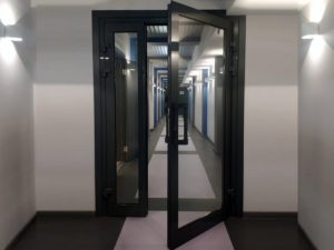 Алюминиевая дверь 900×2200 мм.