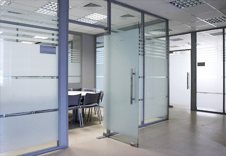 Алюминиевая перегородка из стекла Алюминиевая перегородка из стекла