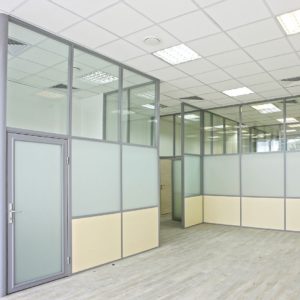Комбинированная алюминиевая перегородка с дверью Комбинированная алюминиевая перегородка с дверью